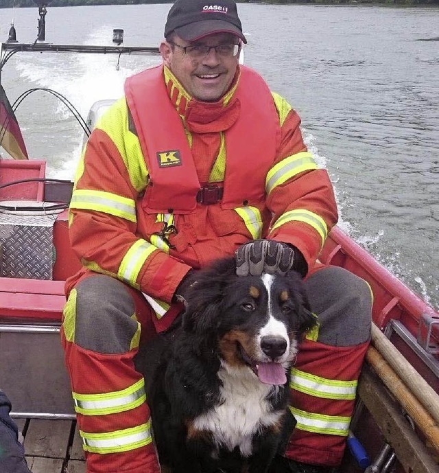 Auch einen Hund hat die Bad Sckinger Feuerwehr schon mit dem Boot gerettet.   | Foto: Tobias Frster