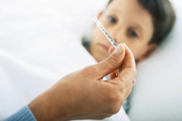 Das Kind hat hohes Fieber – muss der Notarzt deshalb kommen?