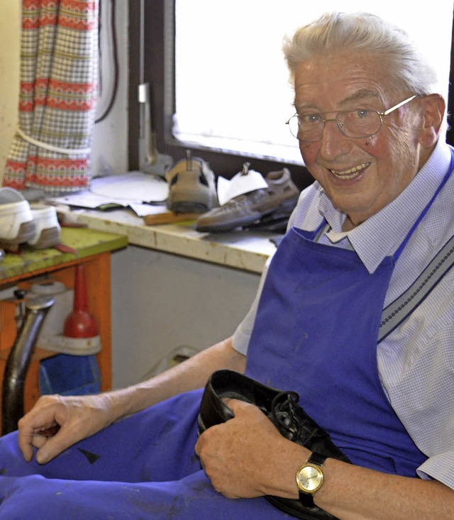 Beinahe 70 Jahre arbeitete der Gurtwei...user in seiner Schuhmacher-Werkstatt.   | Foto: Scheuble