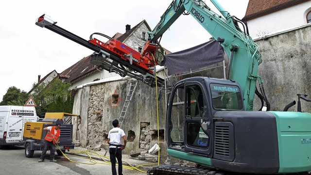 Mit Spezialmaschinen werden die acht Meter langen Ngel im Erdreich verankert.   | Foto: Jan Schweizer