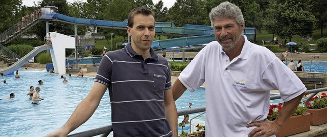 Der 50000. Badegast der Saison im Mll...Karlheinz Thoma (rechts) ein Prsent.   | Foto: Volker Mnch