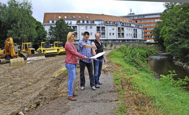 Ortstermin: Sibylla Grafmller von der...eigen, wo die Trittsteine hin sollen.   | Foto: Sylvia-Karina Jahn