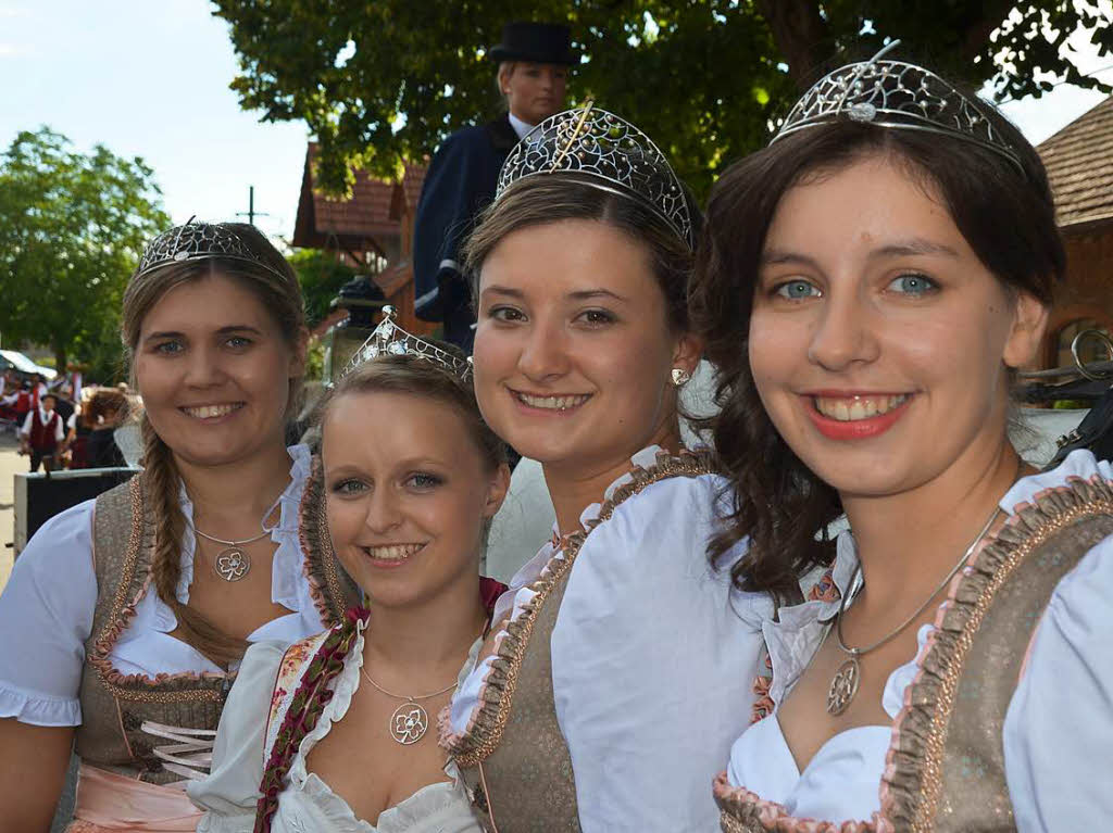 Die badischen Weinhoheiten Nicole End, Magdalena Malin und Katharina Dier (von links) verabschiedeten die Markgrfler Weinprinzessin 2015/2016 Marina Blsi (Zweite von links).