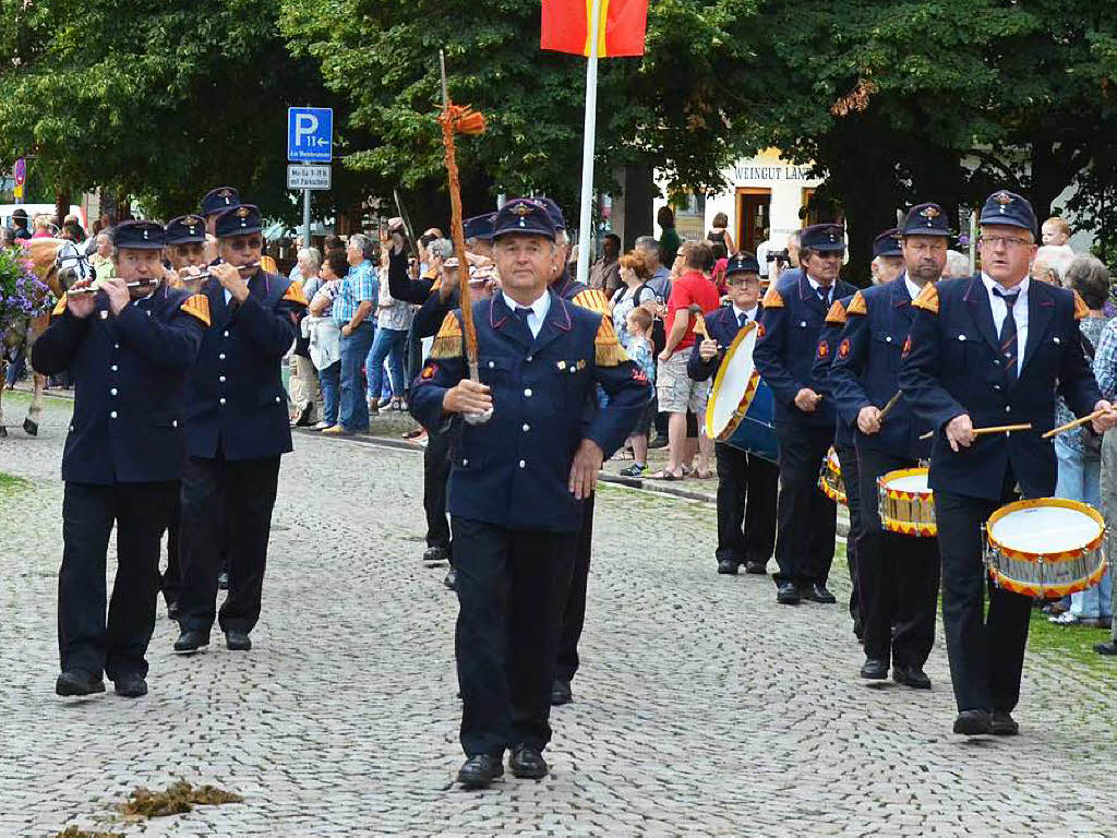 Farbenprchtige Erffnung des Staufener Weinfests am Freitagabend