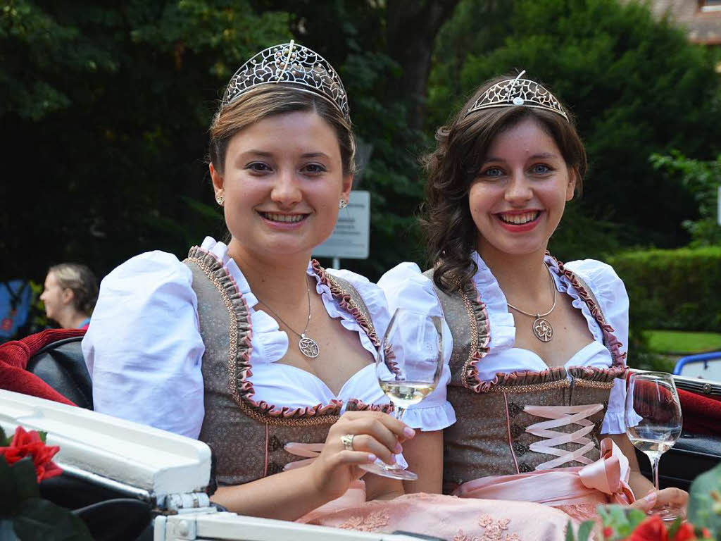 Die badische Weinknigin Magdalena Malin (links, aus Meersburg) und die badische Weinprinzessin Katharina Dier aus Btzingen