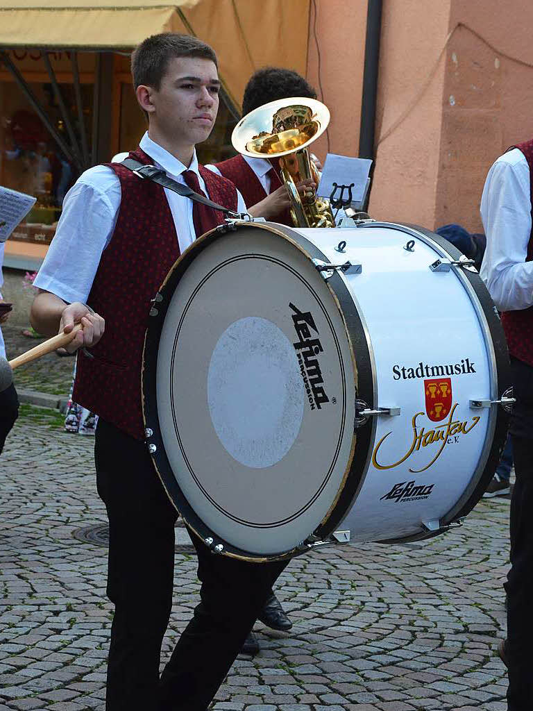 Farbenprchtige Erffnung des Staufener Weinfests am Freitagabend