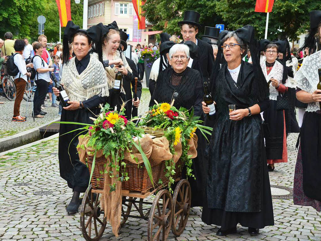 Farbenprchtige Erffnung des Staufener Weinfests am Freitagabend