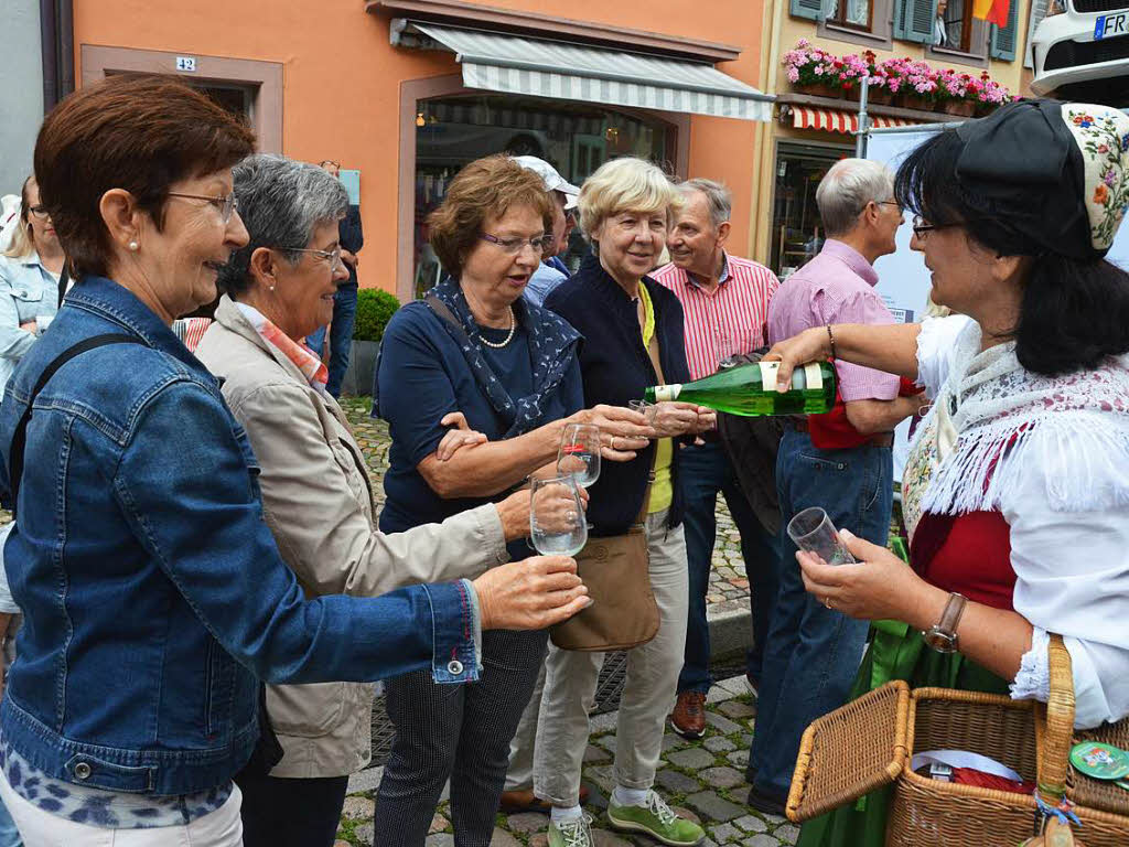 Farbenprchtige Erffnung des Staufener Weinfests am Freitagabend