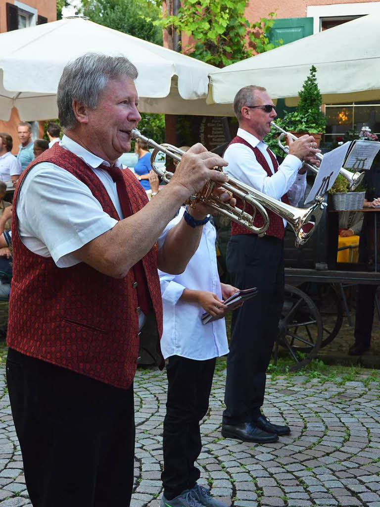 Farbenprchtige Erffnung des Staufener Weinfests am Freitagabend