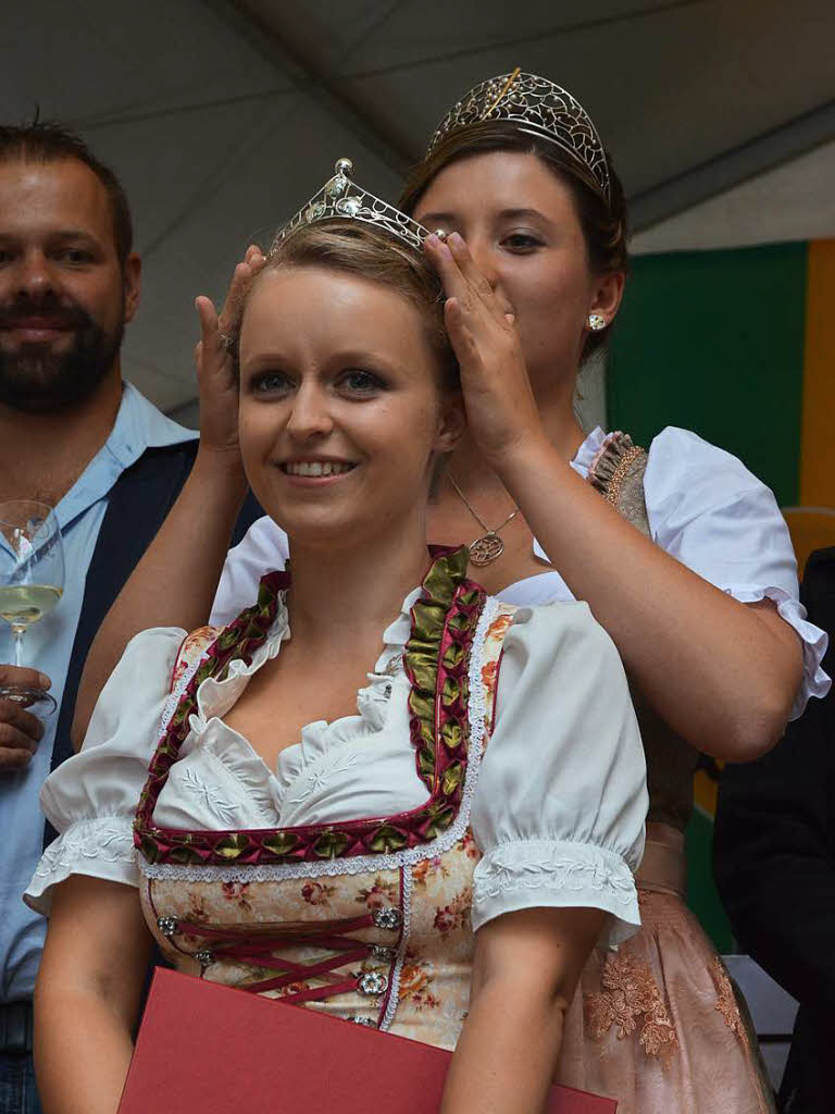 Die Weinknigin Magdalena Malin nahm der Weinprinzessin Marina Blsi die Krone ab...