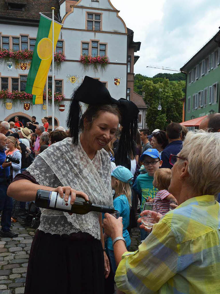 Farbenprchtige Erffnung des Staufener Weinfests am Freitagabend