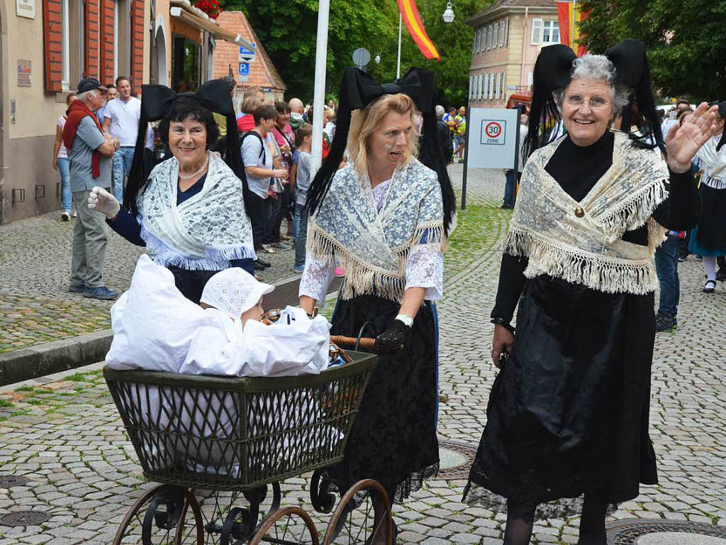 Farbenprchtige Erffnung des Staufener Weinfests am Freitagabend