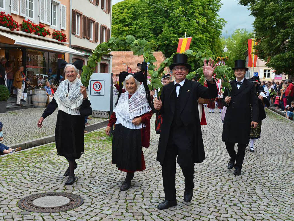 Farbenprchtige Erffnung des Staufener Weinfests am Freitagabend