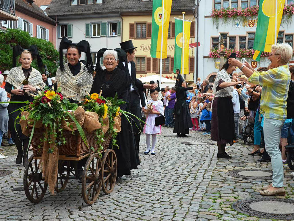 Farbenprchtige Erffnung des Staufener Weinfests am Freitagabend