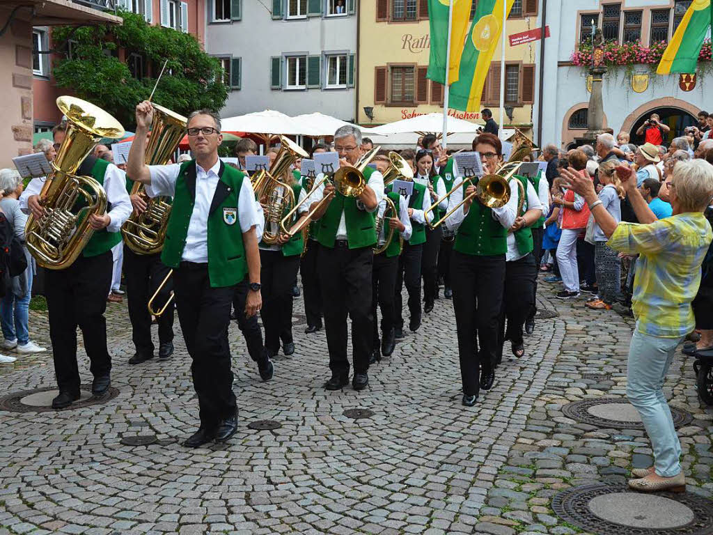 Farbenprchtige Erffnung des Staufener Weinfests am Freitagabend