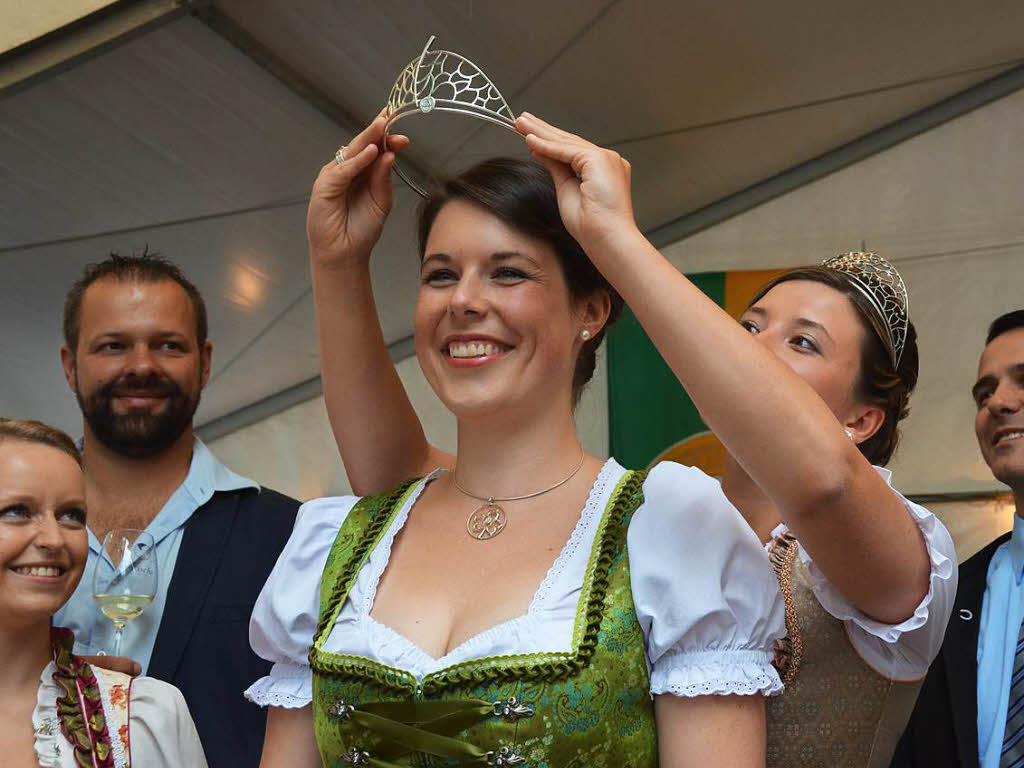 Die Markgrfler Weinprinzessin 2016/2017, Franziska Aatz, wird gekrnt.