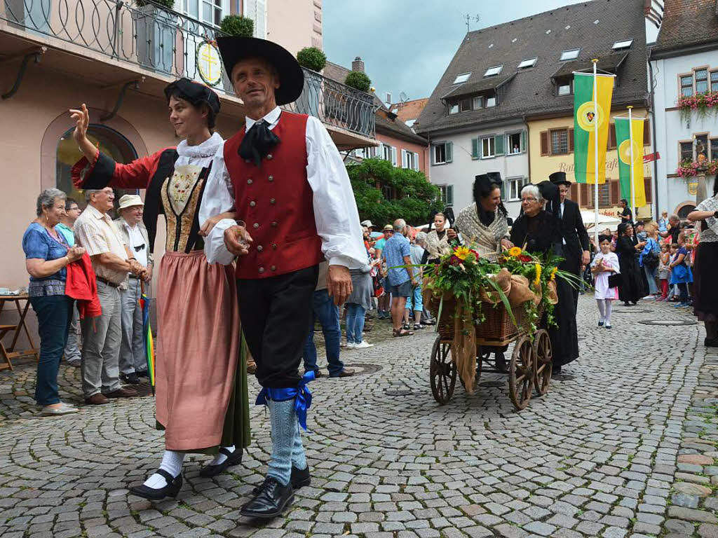 Farbenprchtige Erffnung des Staufener Weinfests am Freitagabend