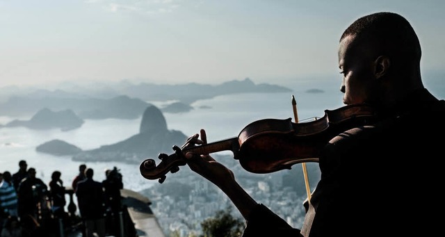 Die romantische Seite: Ein Violinist s... Serenade mit Blick auf den Zuckerhut.  | Foto: AFP, dpa