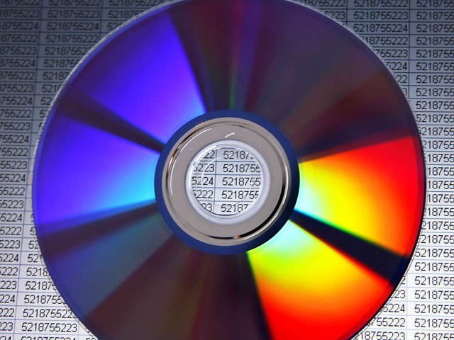 Symbolbild: Eine CD mit Kontodaten  | Foto: dpa