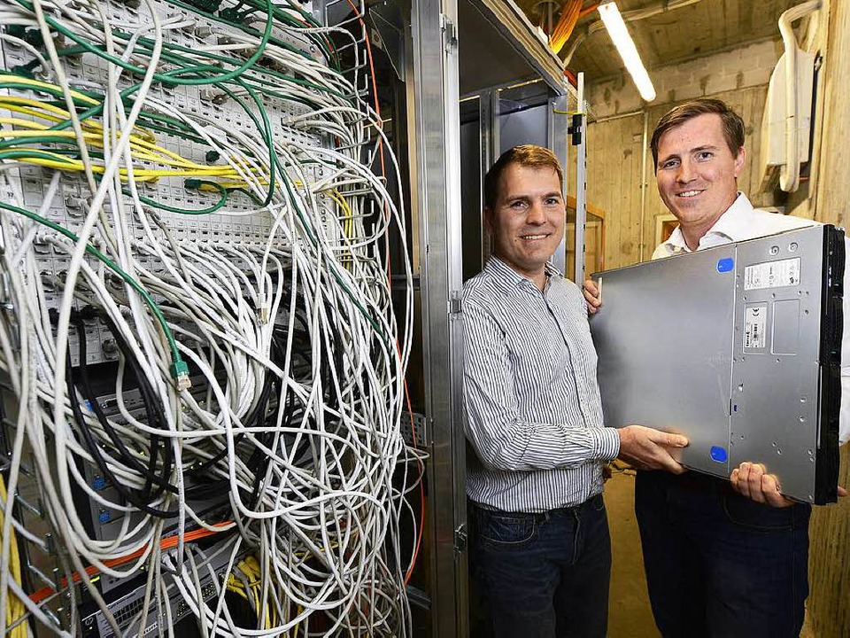 Ralf (links) und Christoph Dyllick-Bre...ren ihren Server im Rotteck-Gymnasium.  | Foto: Ingo Schneider