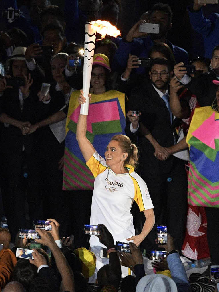 Die ehemalige brasilianische Basketballspielerin Hortencia Marcari trgt die Olympische Fackel auf den letzten Metern.