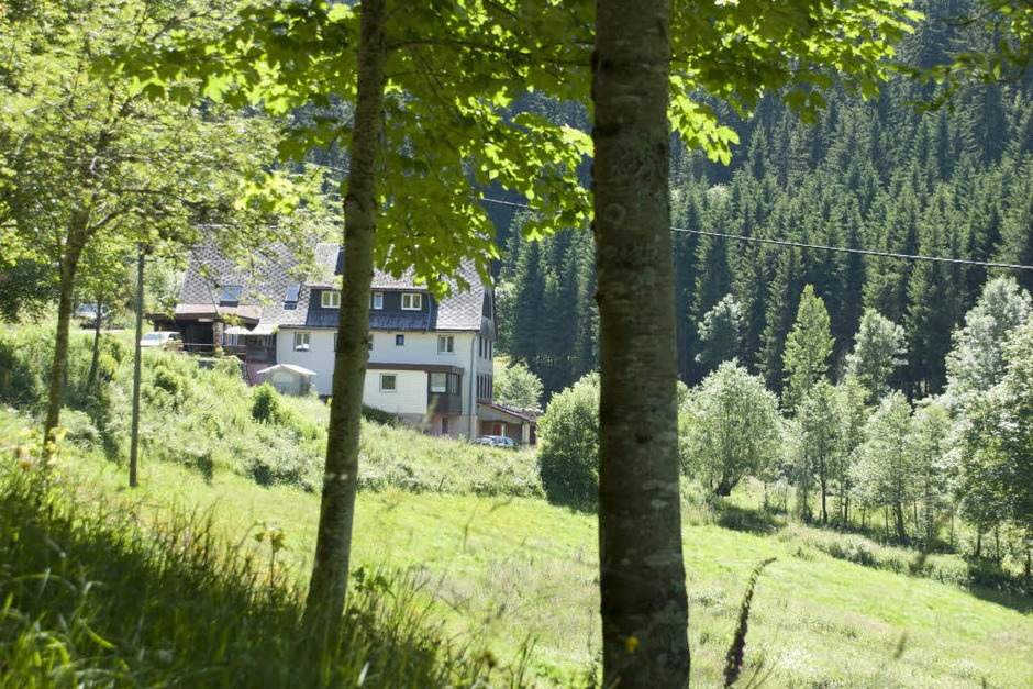 Das Hübschental ist so idyllisch, wie es der Name vermuten lässt. Hier im Schwarzwald entsteht coole Mode, die so schwarz ist, wie der Wald. (Foto: Julia Dreier) Das Hübschental ist so idyllisch, wie es der Name vermuten lässt. Hier im Schwarzwald entsteht coole Mode, die so schwarz ist, wie der Wald. (Foto: Julia Dreier)