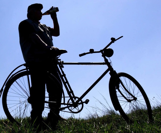 Ein trinkender Radfahrer &#8211; allerdings am Vatertag (Symbolbild)  | Foto: dpa