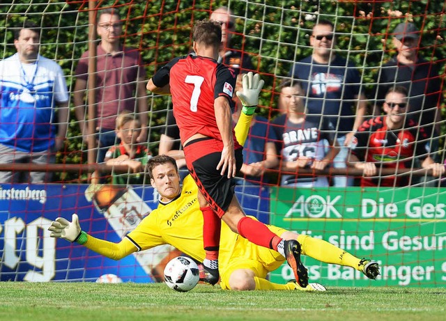 Florian Niederlechner erzielte drei Tr...#8211; hier sein Tor zum 3:1-Endstand.  | Foto: dpa