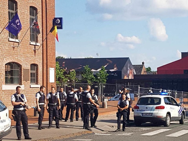 Polizisten sichern die Gegend in der belgischen Stadt Charleroi.  | Foto: AFP