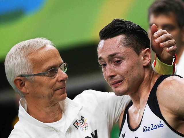 Andreas Toba wird von seinem Trainer nach seiner Verletzung getrstet.  | Foto: dpa