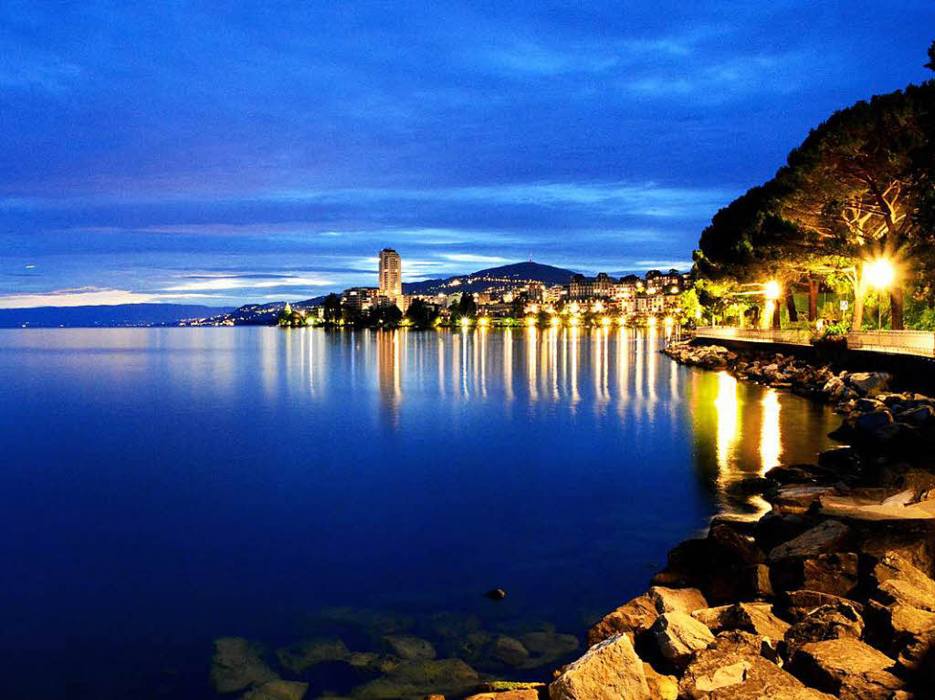 Montreux am Genfer See bei Nacht. Foto wurde mit einer Nikon D5200 und einem Tamron 18-200mm Objektiv mit einer Belichtungszeit von 30 Sekunden auf einem Stativ aufgenommen. BZ-Fotosommer, Thema Reisen. Fotograf:  Noah Mrle