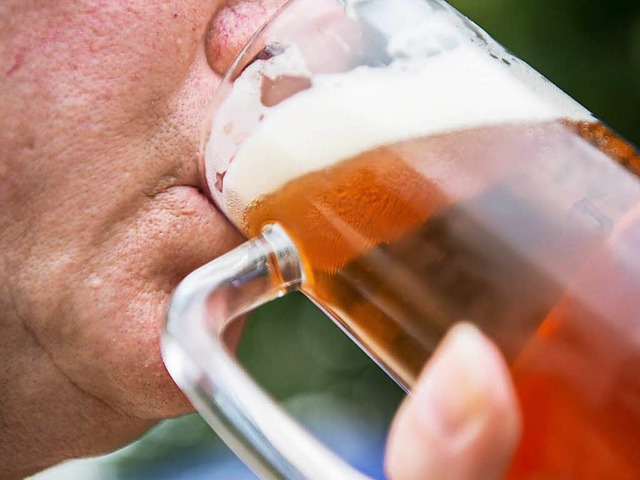 Ein 61 Jahre alter Mann hat zweimal hintereinander zu tief ins Glas geschaut.  | Foto: dpa