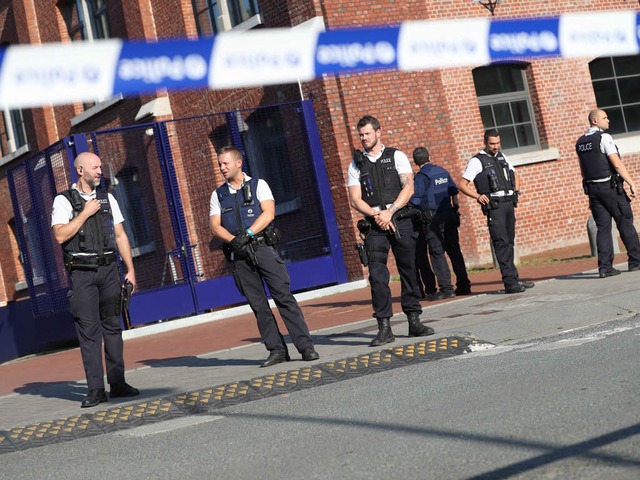 Polizisten sichern das Areal vor der Polizeistation, vor der der Tter angriff.  | Foto: AFP
