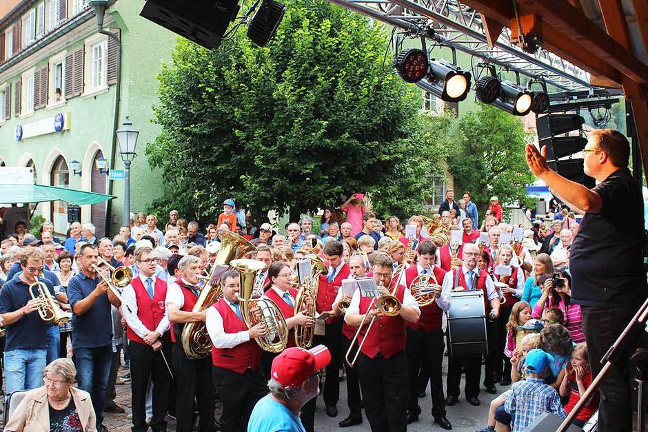 Gelungener Auftakt des Städtlefestes mit Empfang geladener Gäste, Sternmarsch (im Bild), Fassanstich, Feuerwerk, viel Musik und kulinarischen Genüssen. (Foto: Christa Maier) Gelungener Auftakt des Städtlefestes mit Empfang geladener Gäste, Sternmarsch (im Bild), Fassanstich, Feuerwerk, viel Musik und kulinarischen Genüssen. (Foto: Christa Maier)