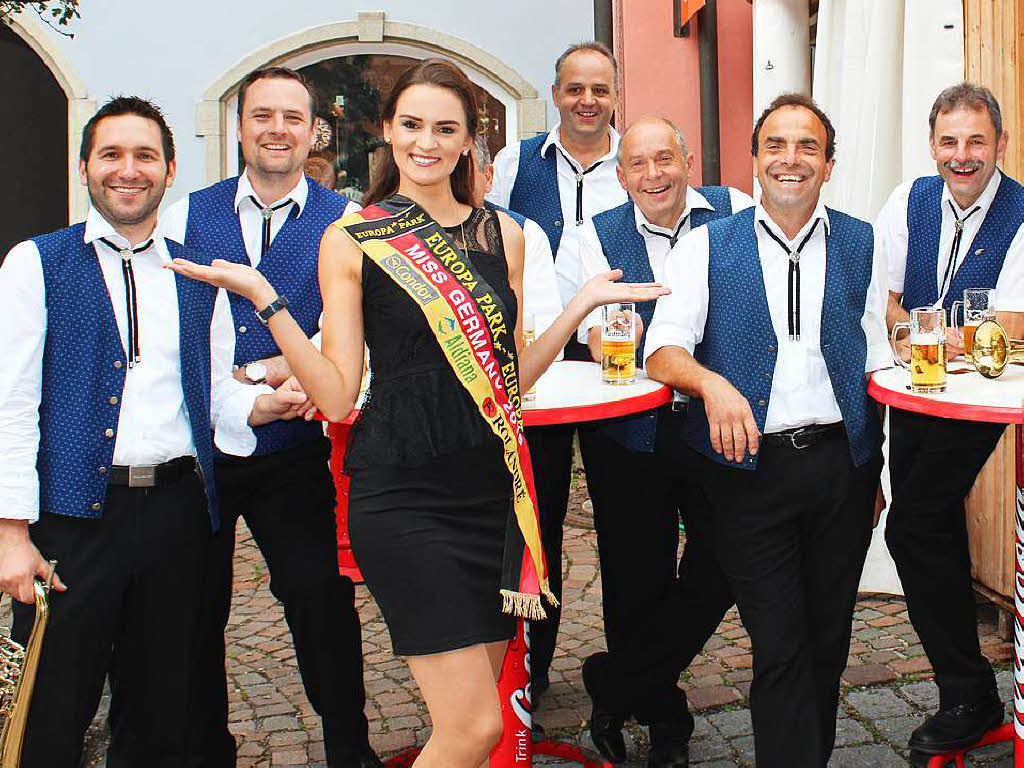Miss Germany Lena Brder lie sich gerne mit dem Musikverein Dggingen fotografieren.