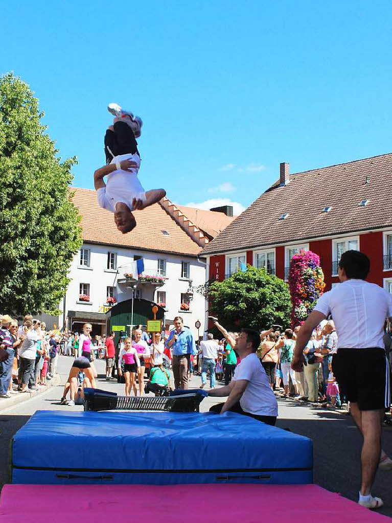 Im Salto durch die Lfte: Auch der Turnerbund gab zur Freude des Publikums akrobatische Einlagen.