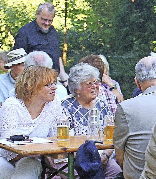 Auch Pfarrerin Christine Egenlauf (links) gesellte sich zur Runde.   | Foto: Beate Rottler