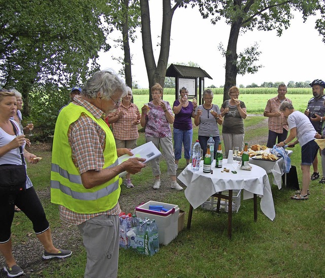 Pause bei Hefezopf und Sekt, Kurt Heit...mische Straenstation bei Schuttern.   | Foto: Hagen Spth