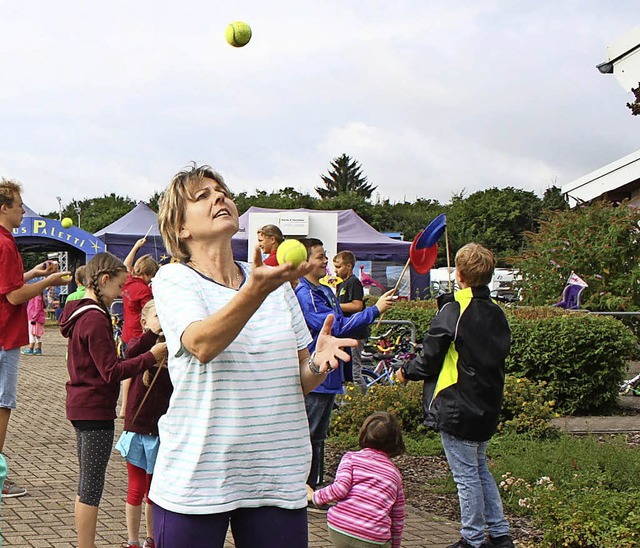 Die BZ-Mitarbeiterin Irene Br zeigte ...e mit den Bllen, dass sie Talent hat.  | Foto: Adelbert Mutz