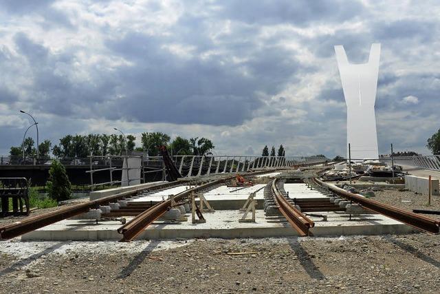 Gleise auf der neuen Tram-Brcke fast fertig verlegt