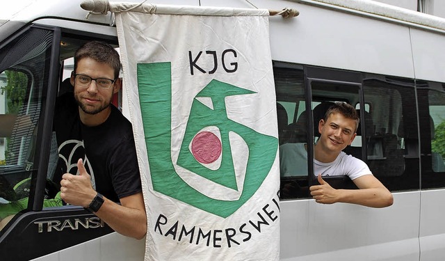 Florian Glatt und Theo Haas checken de...ro-Bus vor der Abfahrt ins Zeltlager   | Foto: puppe