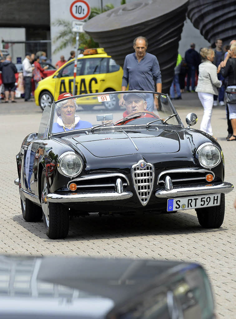 130 Oldtimer waren drei Tage lang immer wieder Hingucker in Freiburg