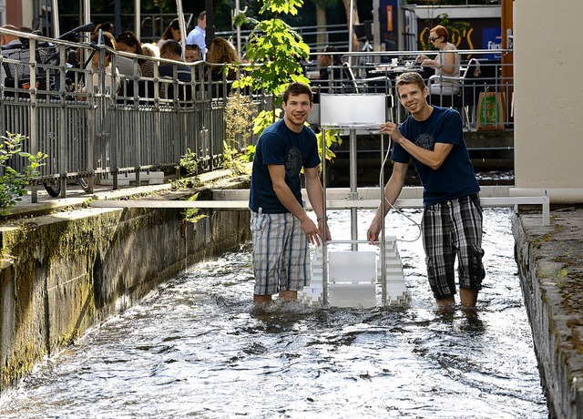 Thomas Schaechtle (links) und Eiko Bu...ren ihr auskunftsfreudiges Wasserrad.   | Foto: Rita Eggstein