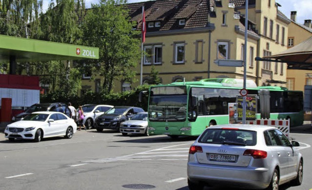 Auch unmittelbar an der Grenzlinie geh...Busse so ihre Mhe bei der Durchfahrt.  | Foto: Rolf Reimann