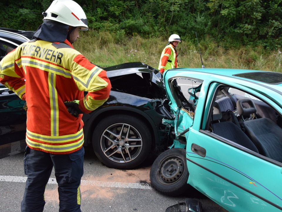 Der Fahrer eines Kleinwagen hat am Fre...Beide Insassen wurden schwer verletzt.  | Foto: Martin Ganz
