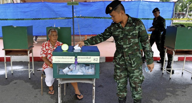 Soldaten bei der Abstimmung am Sonntag   | Foto: dpa