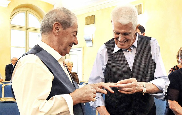Franco (links) bekommt von Gianni den Ring angesteckt.    | Foto: dpa