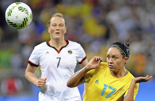 Melanie Behringer (links) aus Wieden i...Australierin Kyah Simon beim Kopfball.  | Foto: dpa