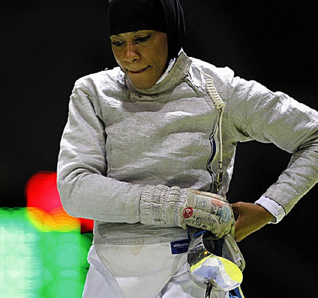 Ein ungewhnliches Bild: Fechterin Ibtihaj Muhammad tritt mit einem Kopftuch an.  | Foto: afp