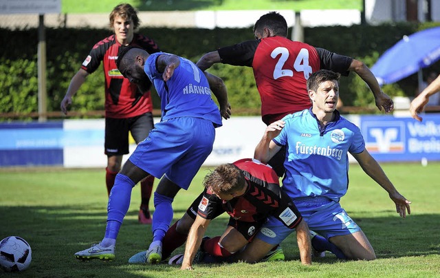 Dichtes Gedrnge zwischen Bahlinger Sp...atan Bajramovic war&#8217;s einerlei.   | Foto: Keller/Seeger